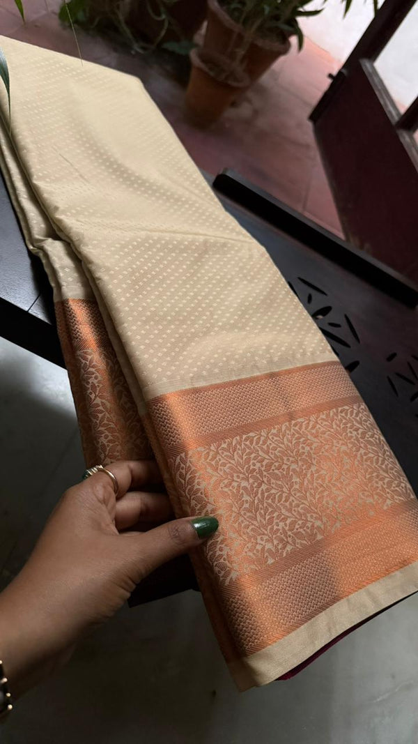 Ivory Creeper Pocket Pattu